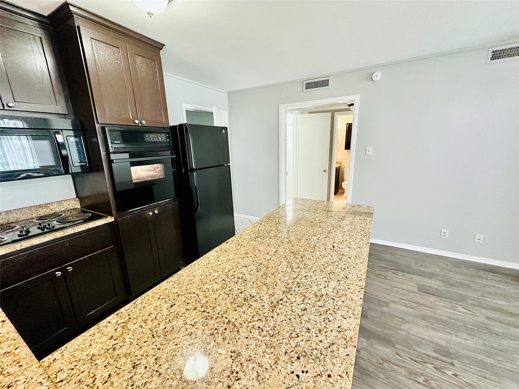 601 W 11th St - Photo 6