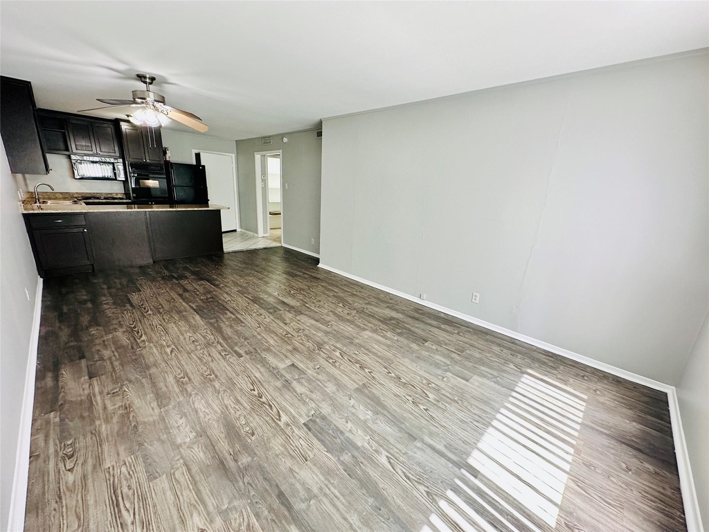 601 W 11th St - Photo 11