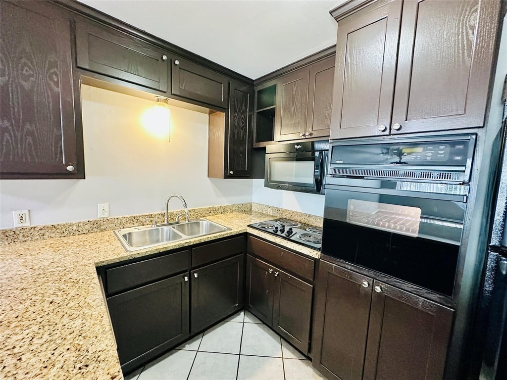601 W 11th St - Photo 4