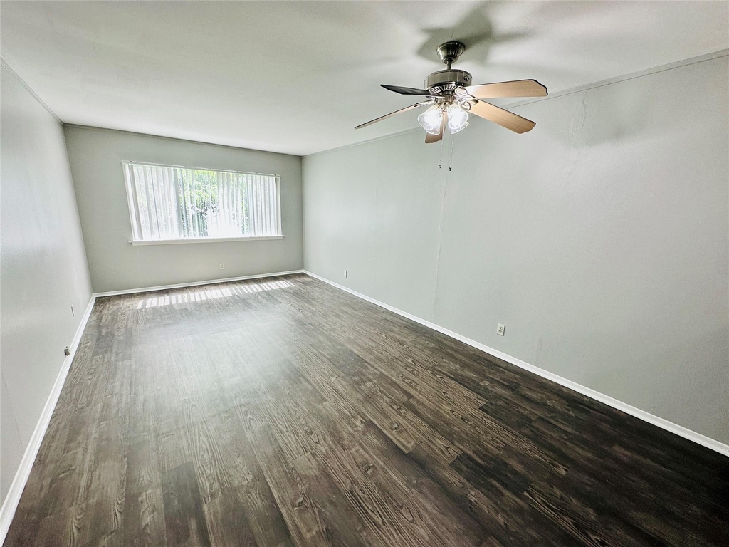 601 W 11th St - Photo 9