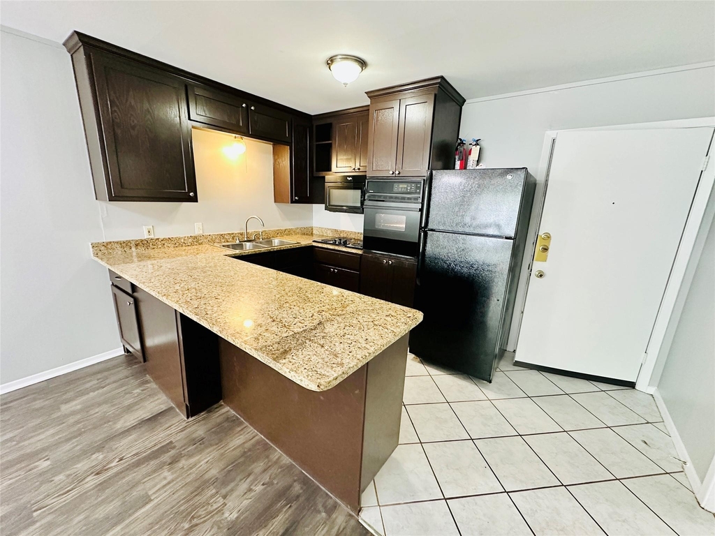 601 W 11th St - Photo 1