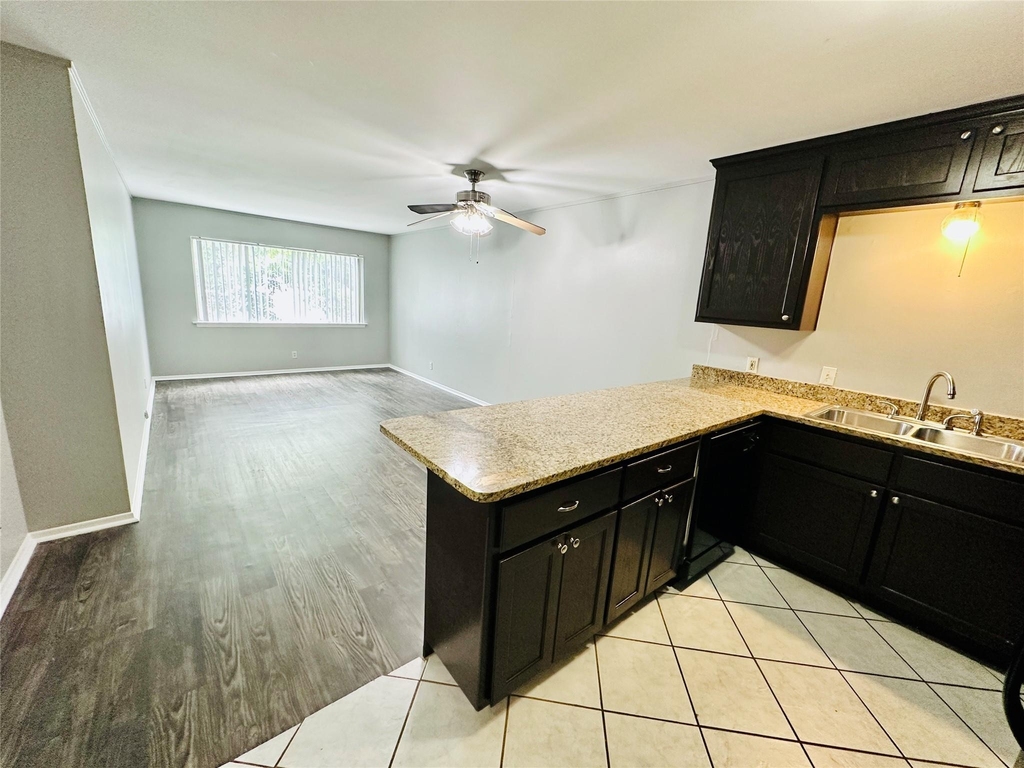 601 W 11th St - Photo 2