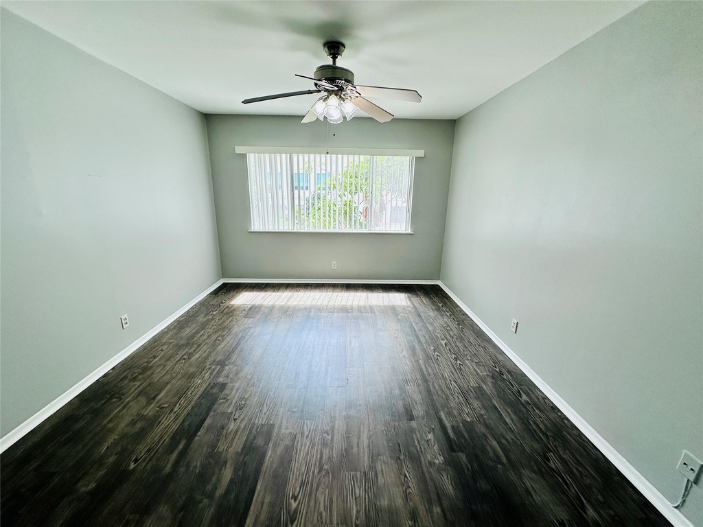 601 W 11th St - Photo 16