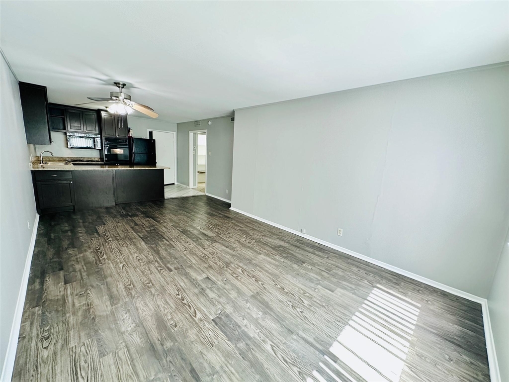 601 W 11th St - Photo 10