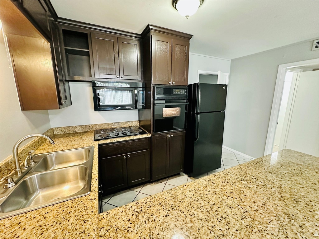 601 W 11th St - Photo 0