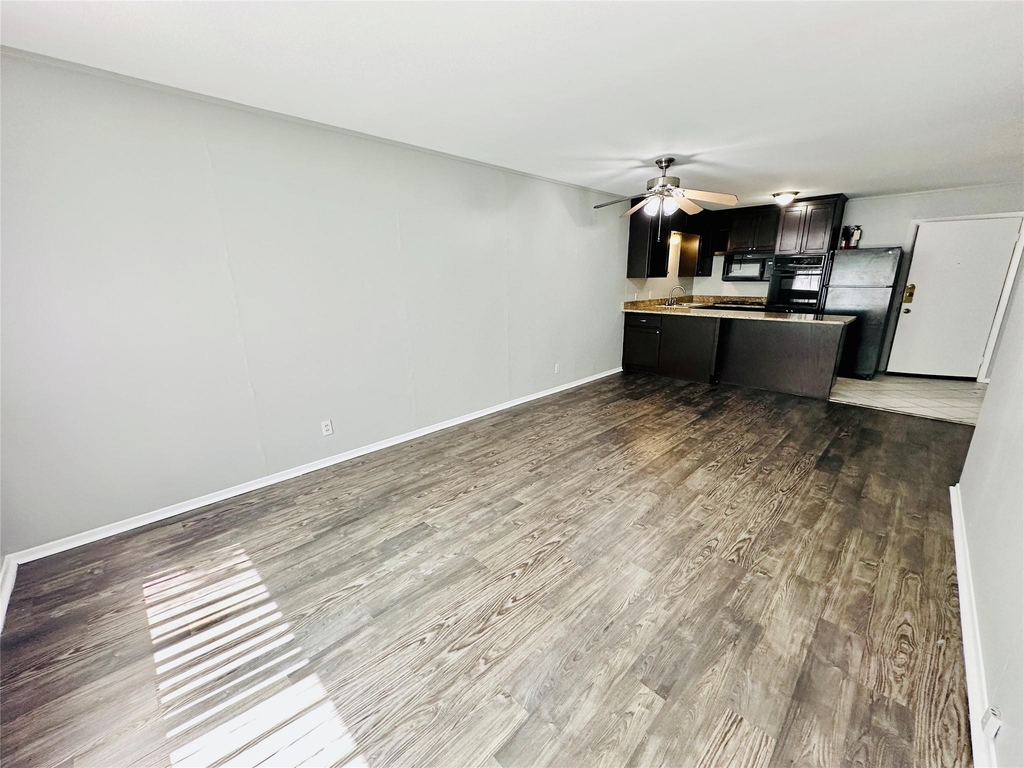 601 W 11th St - Photo 8
