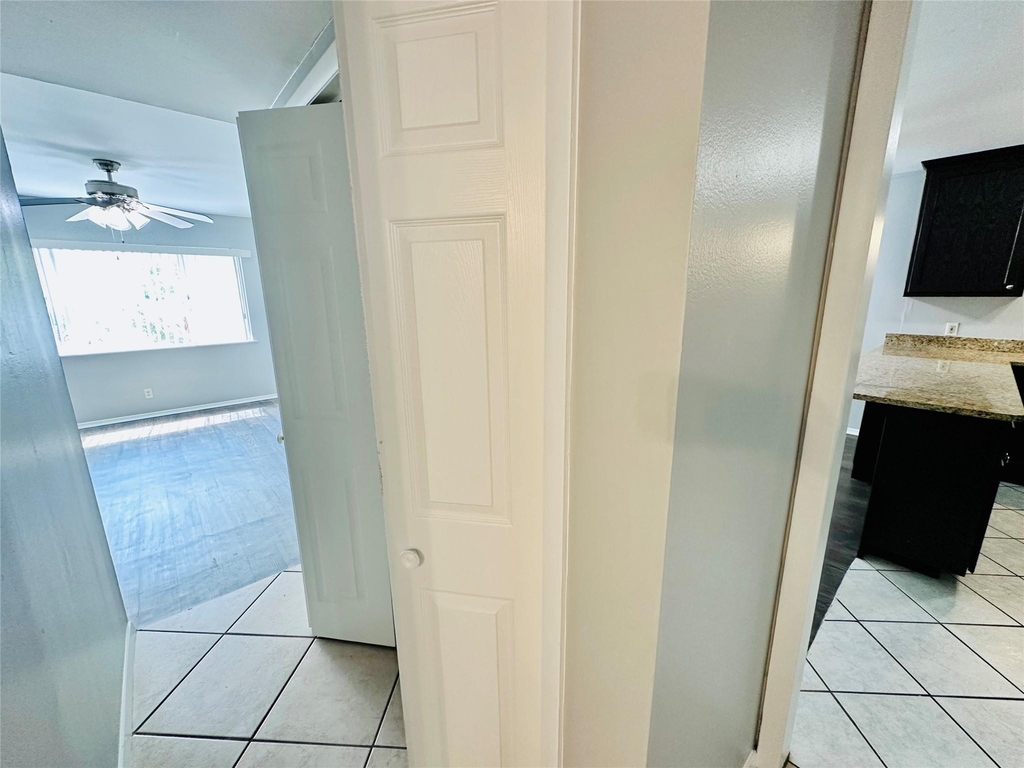601 W 11th St - Photo 14