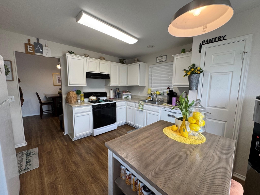 1015 Thackeray Ln - Photo 2