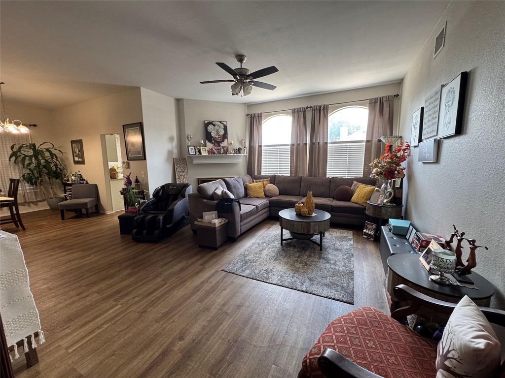 1015 Thackeray Ln - Photo 5