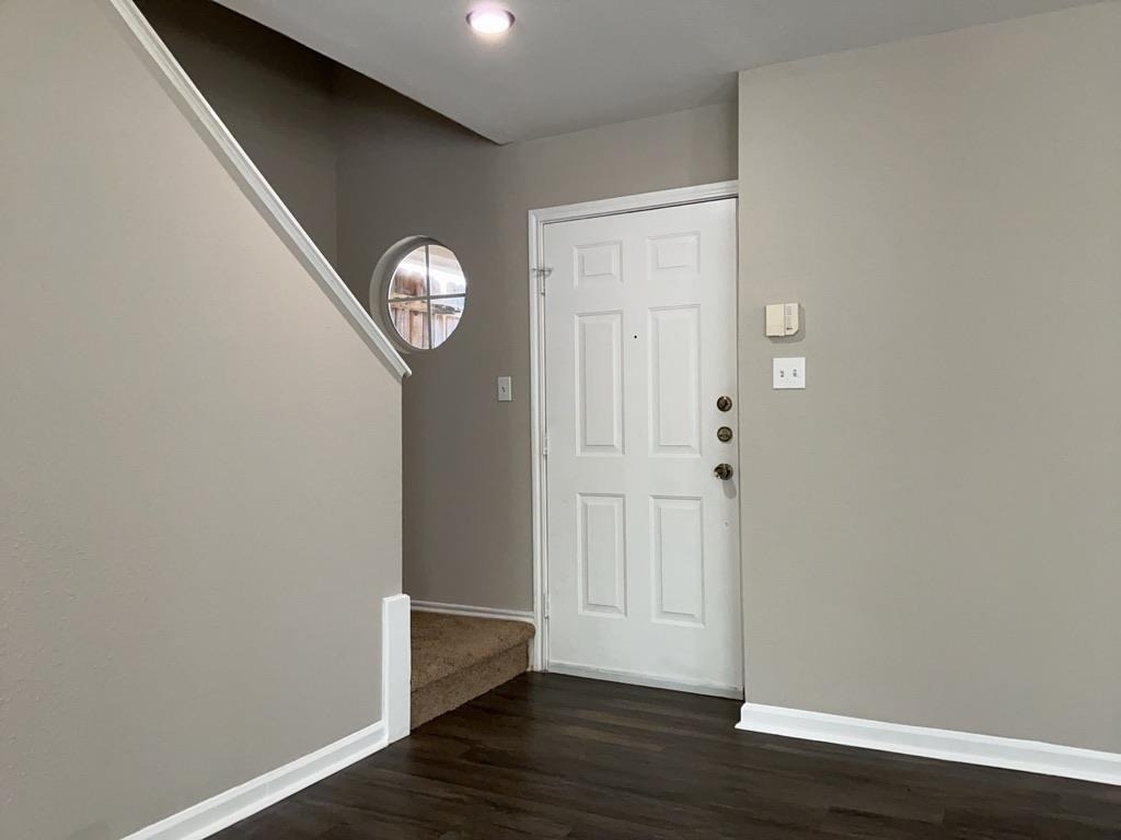 1594 Parkfield Cir - Photo 2