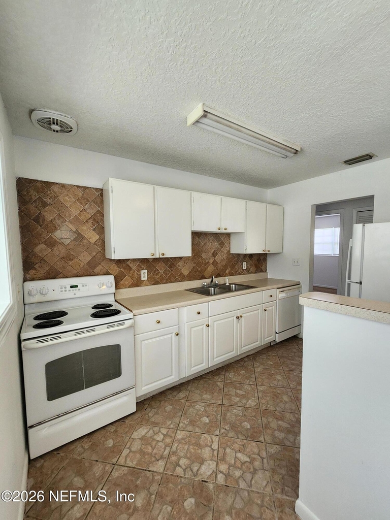 1721 Hawaii Drive E - Photo 17