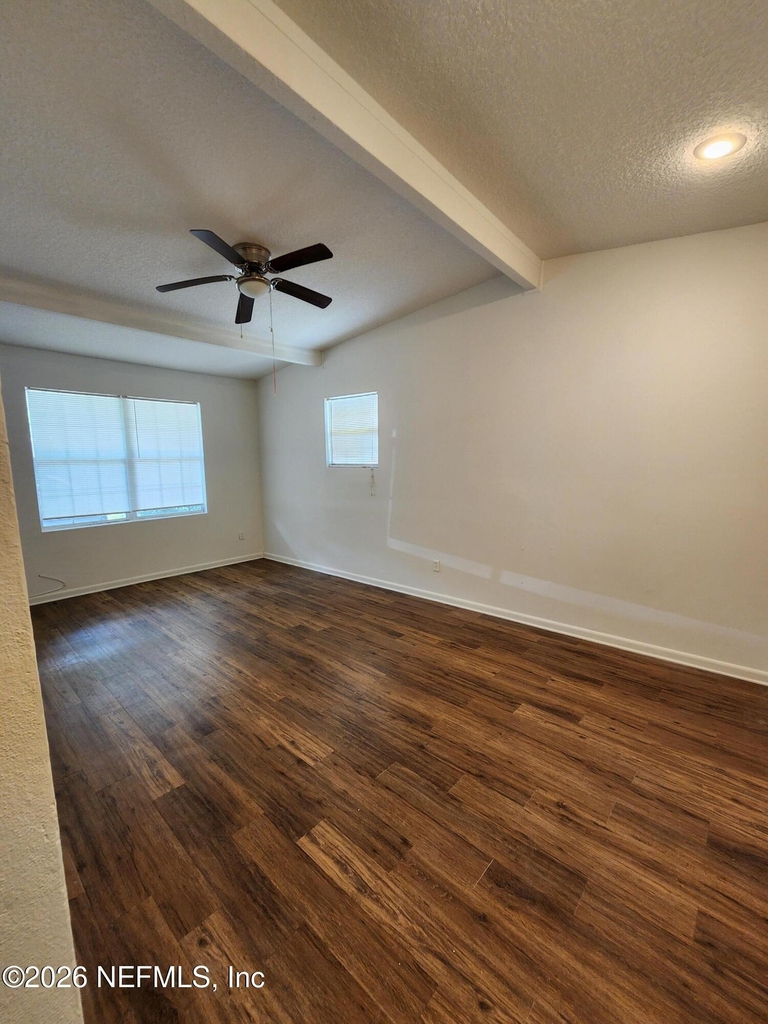 1721 Hawaii Drive E - Photo 8