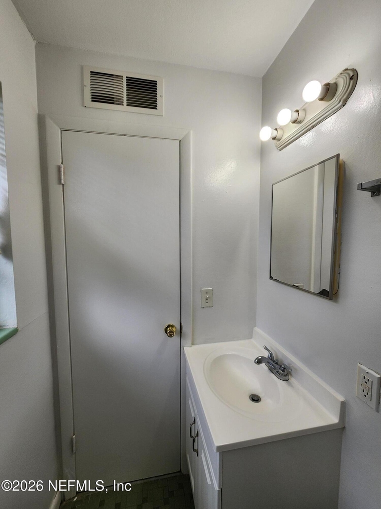 1721 Hawaii Drive E - Photo 31