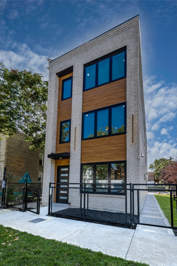 3327 W Division Street - Photo 1