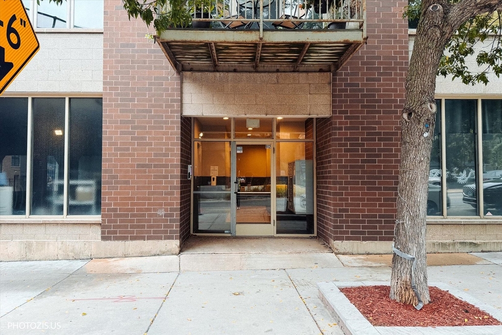 912 W Chicago Avenue - Photo 1
