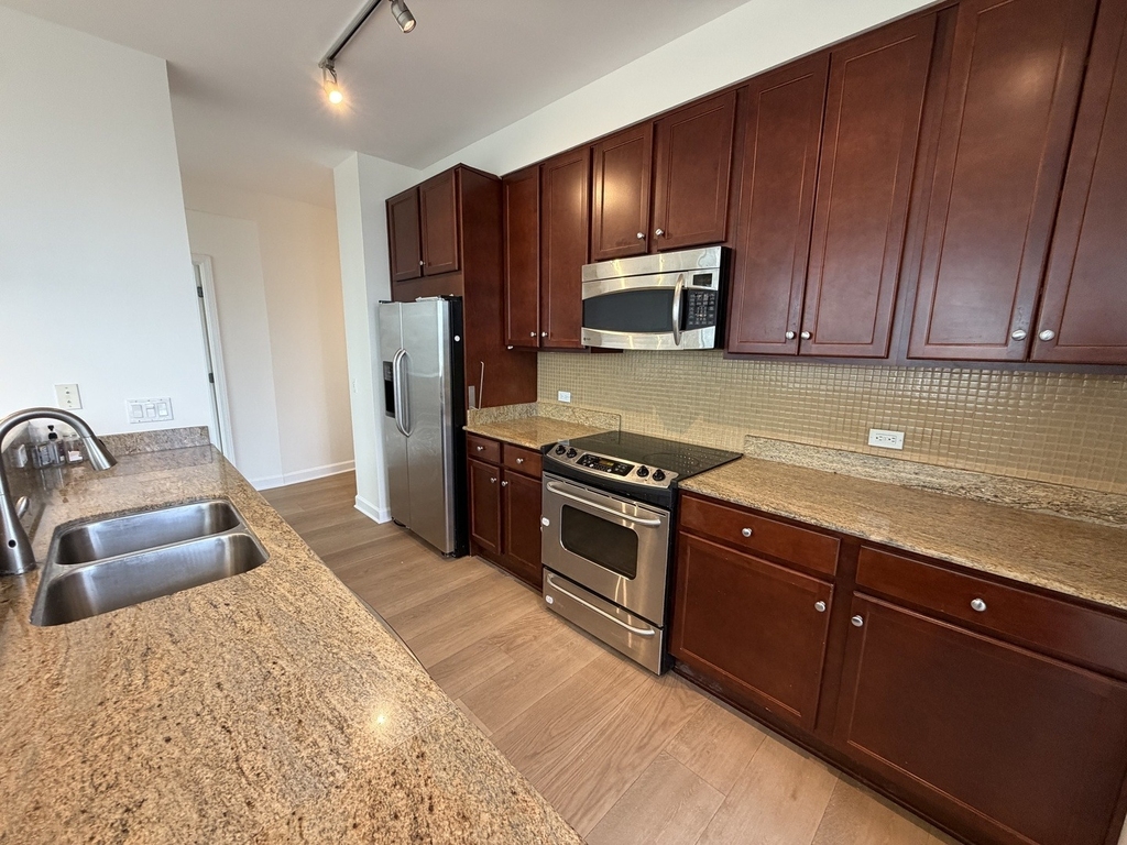 100 E 14th Street - Photo 10