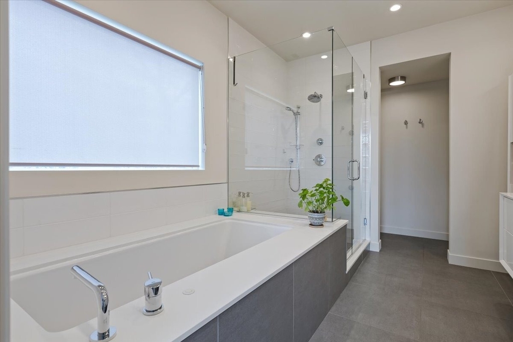 559 E 50th Street - Photo 20