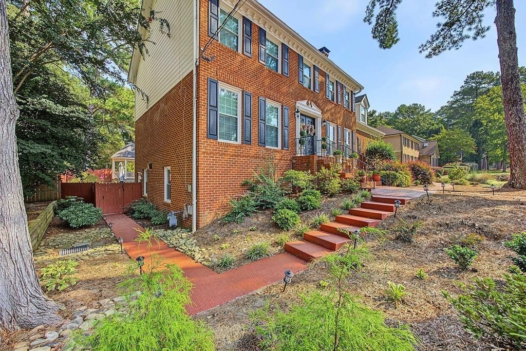2132 Dunwoody Glen - Photo 18