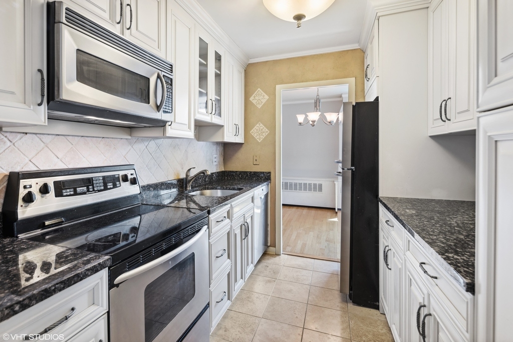 1255 N Sandburg Terrace - Photo 19