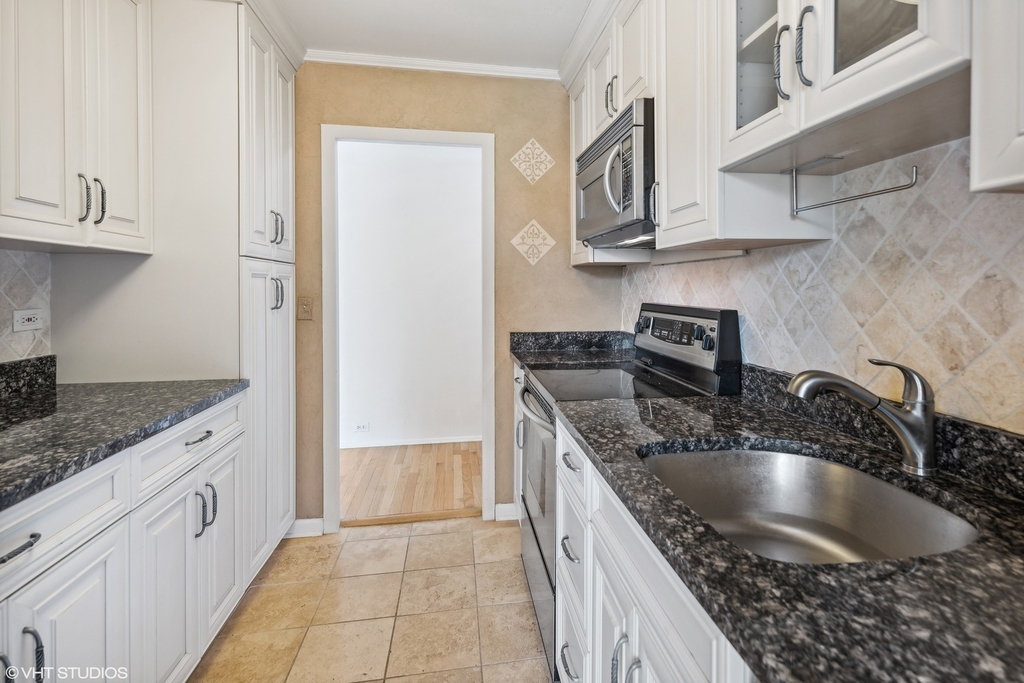 1255 N Sandburg Terrace - Photo 6