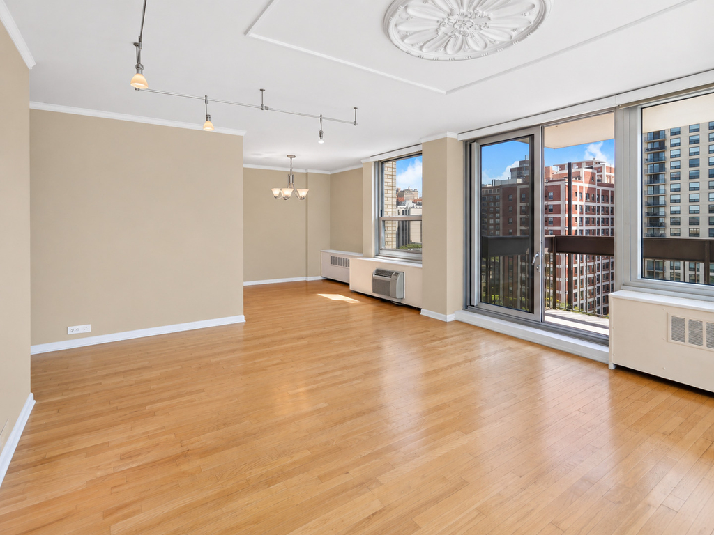 1255 N Sandburg Terrace - Photo 4