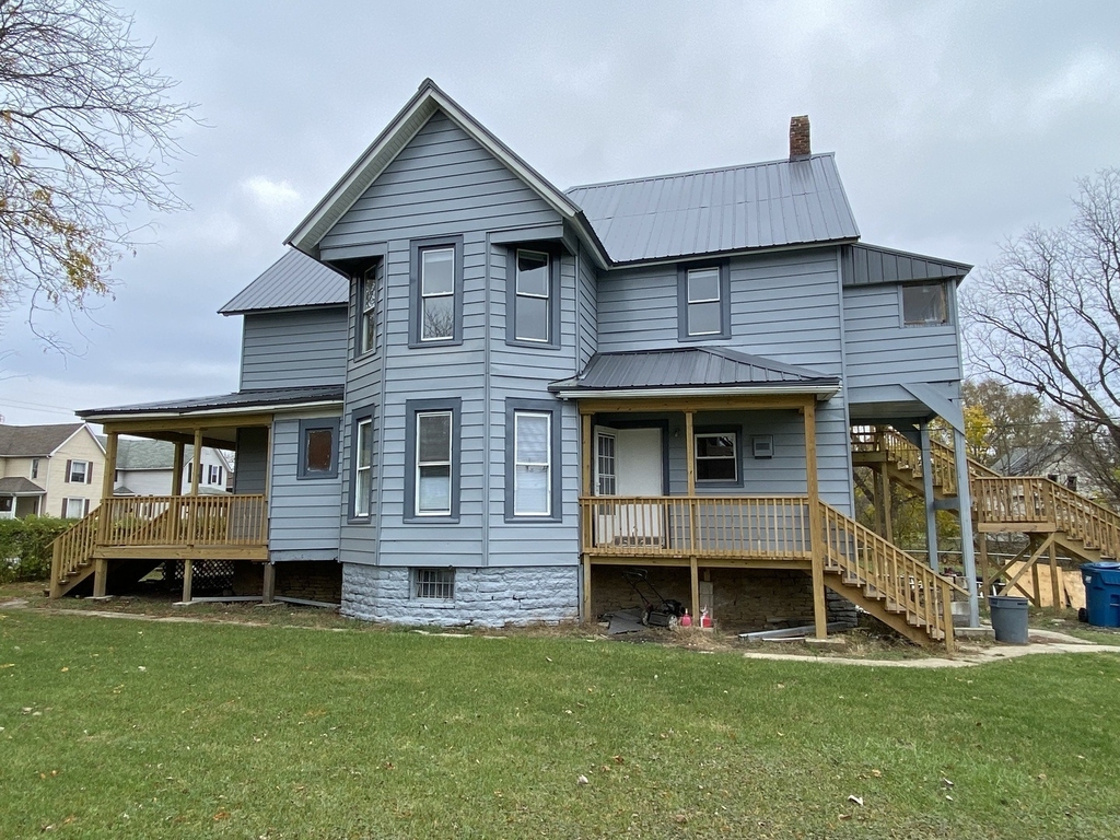 942 N Schuyler Avenue - Photo 0