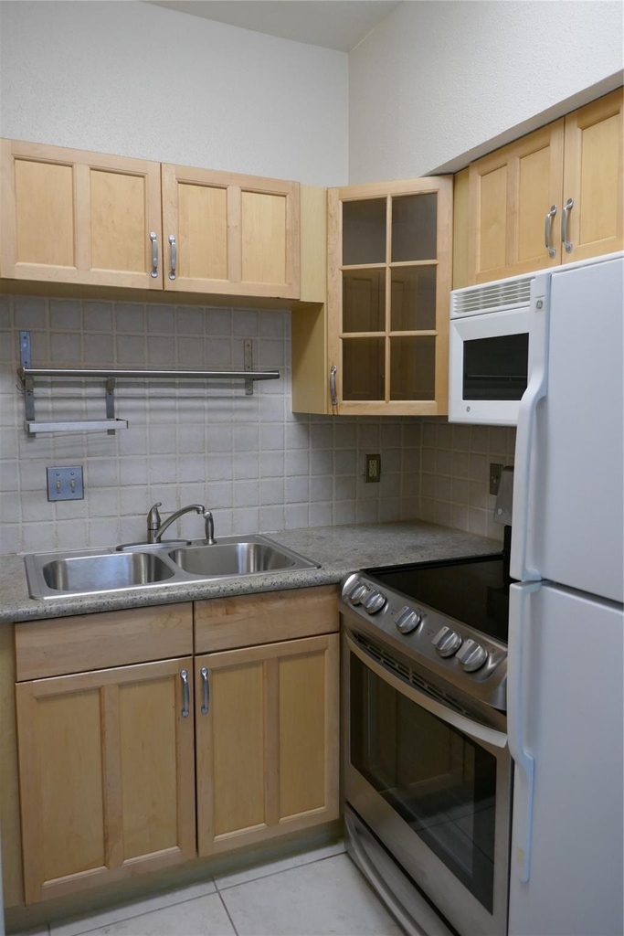 2100 Tanglewilde Street - Photo 4