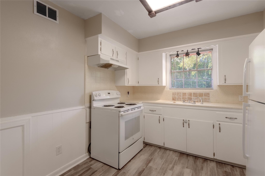 818 University Avenue - Photo 8