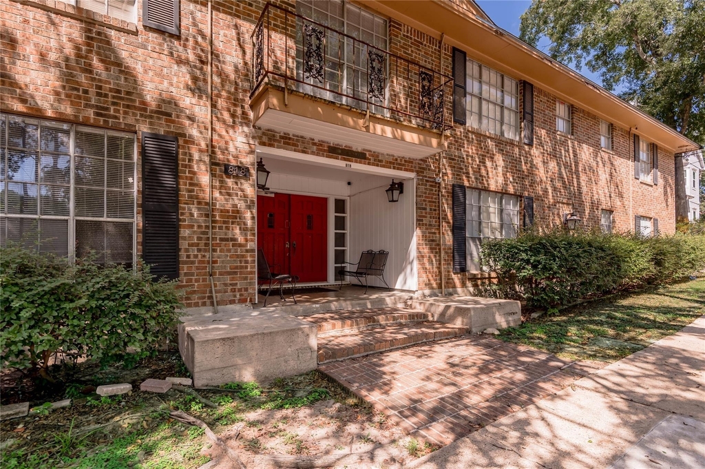 818 University Avenue - Photo 0