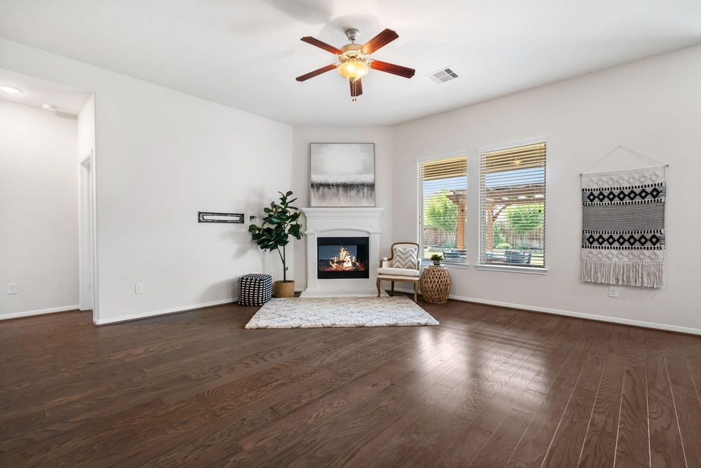 1527 Holly Chase Court - Photo 5
