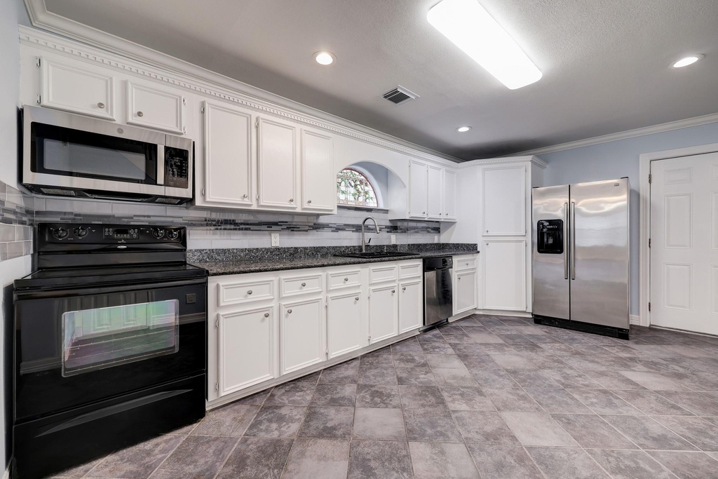 411 Lindale Street - Photo 6