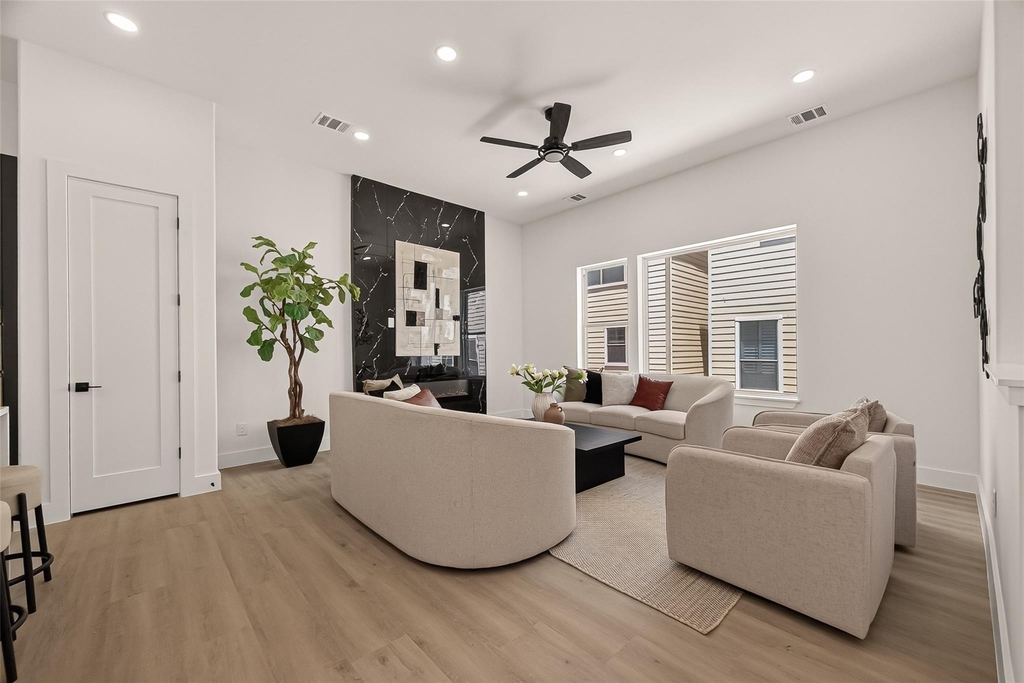 1105 Wilson St - Photo 1