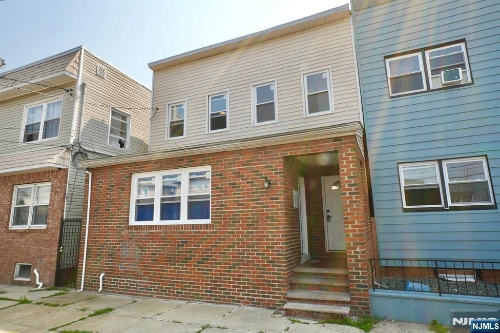 210 Sanford - Photo 1