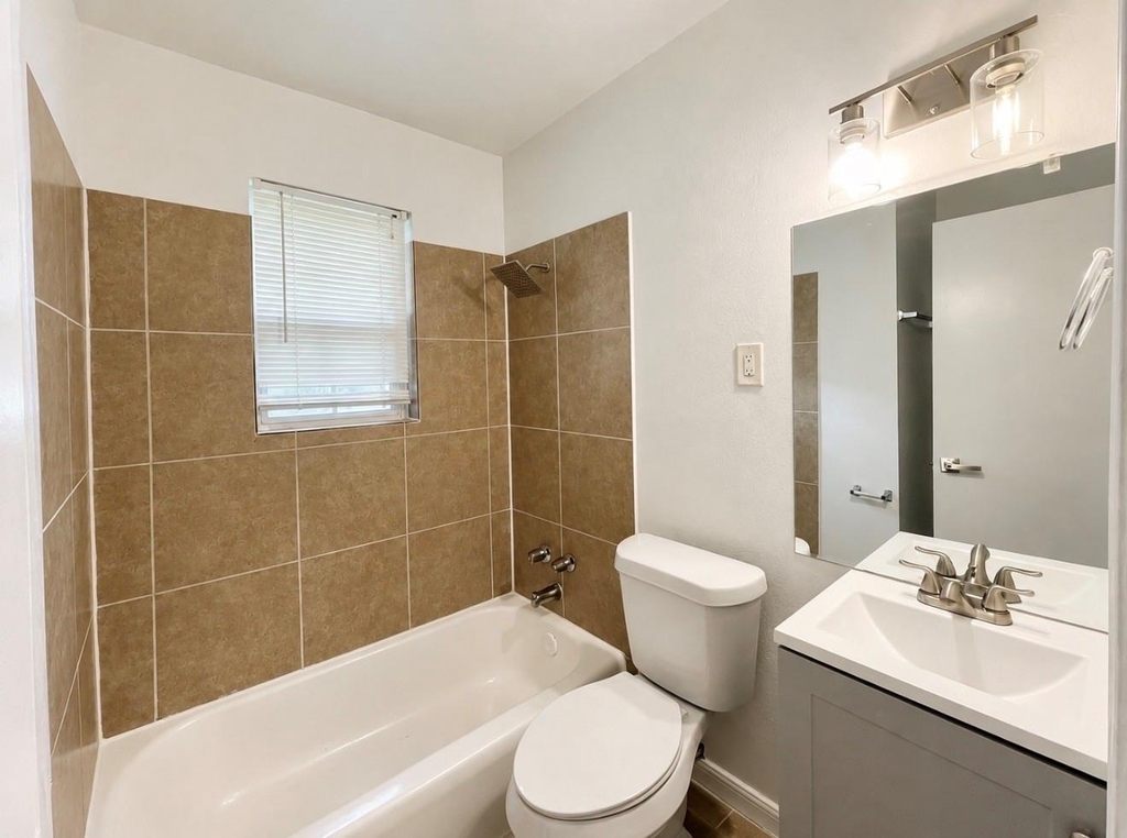 2409 Bastrop - Photo 7