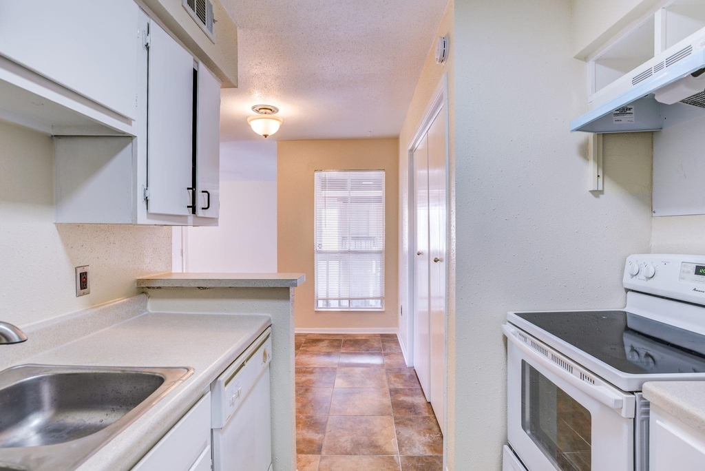 1500 Bay Area Boulevard - Photo 6