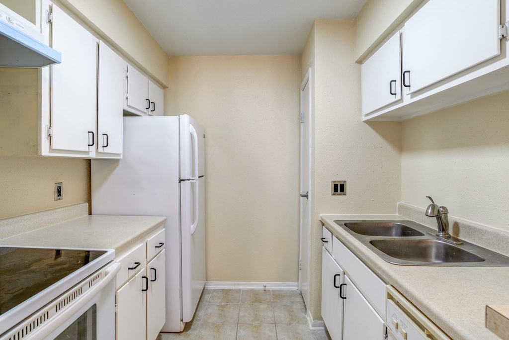 1500 Bay Area Boulevard - Photo 5