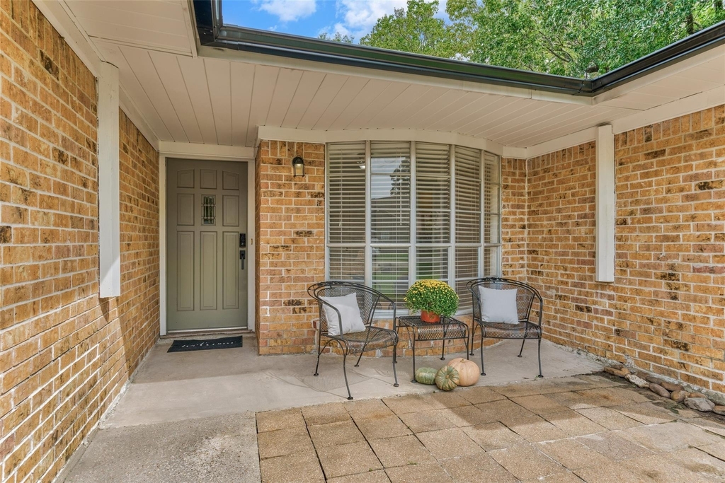 307 Robinwood Drive - Photo 2