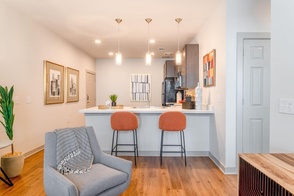 13939 Hillcroft Avenue - Photo 2