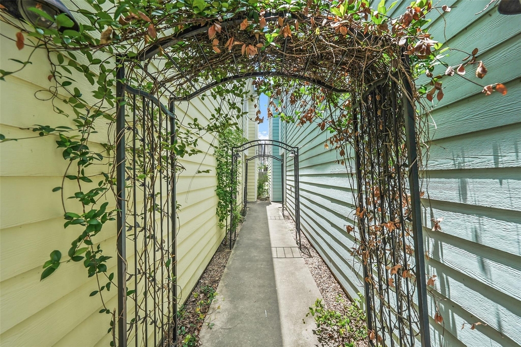 1317 Prince Street - Photo 2