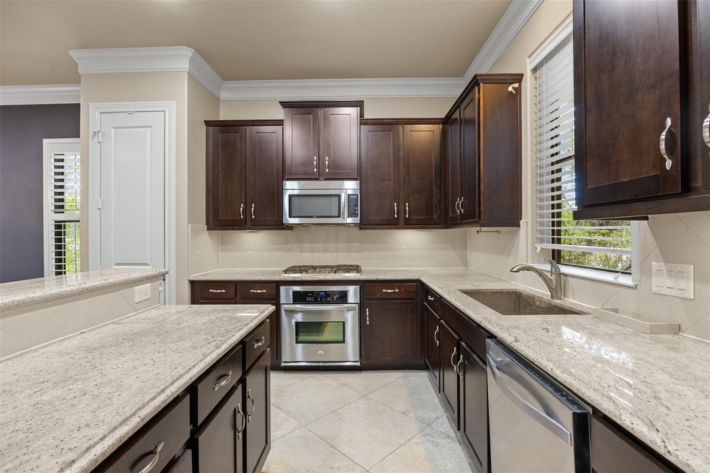 1212 St Charles - Photo 5