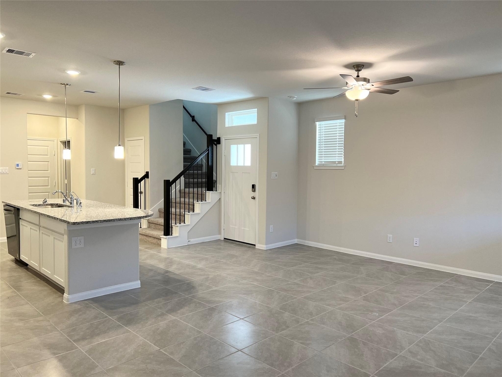 705 Seabreeze Drive - Photo 3