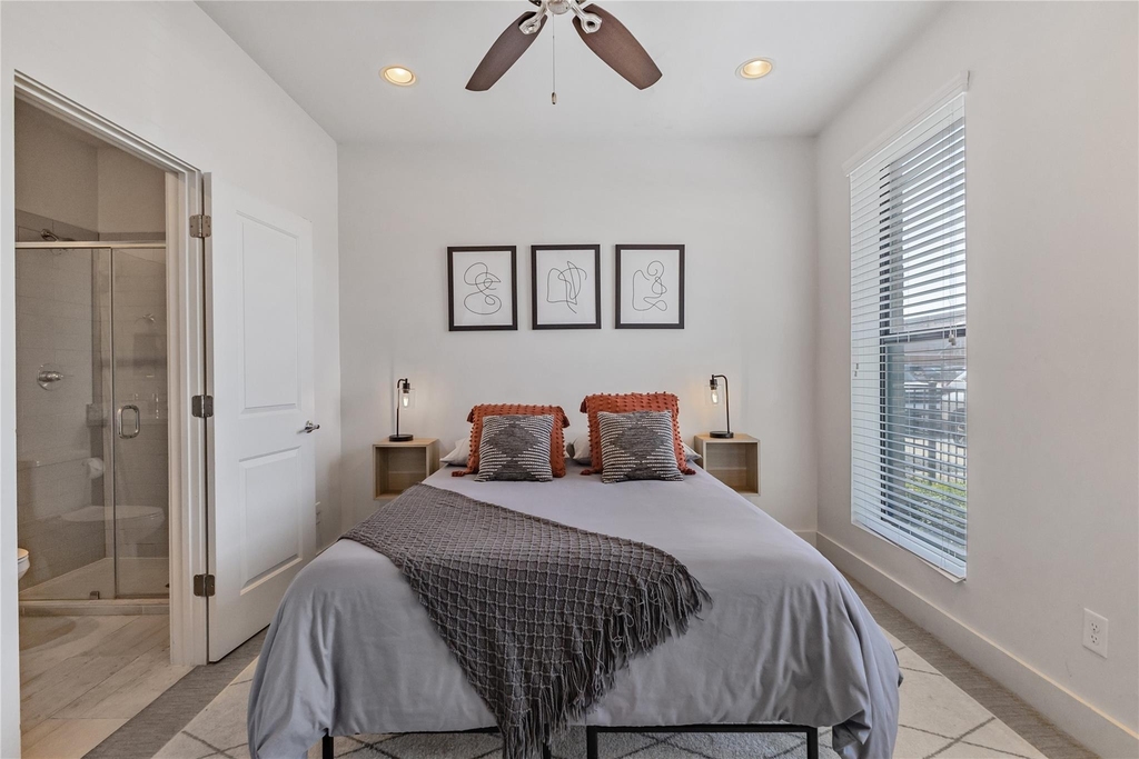2114 Sabine Street - Photo 2