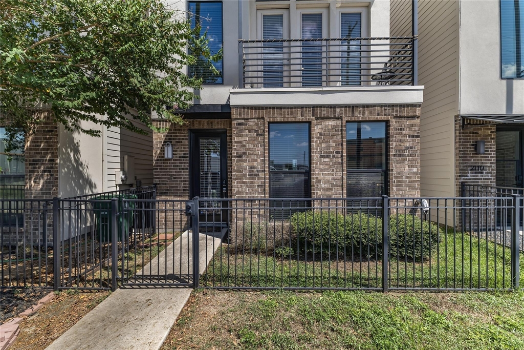 2114 Sabine Street - Photo 0