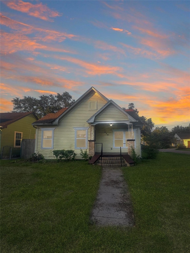 410 E Humble Street - Photo 0
