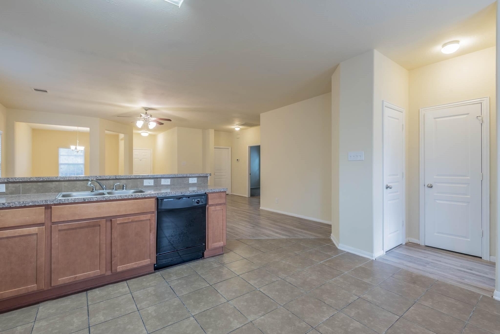 17407 Blackstone Trails Drive - Photo 8