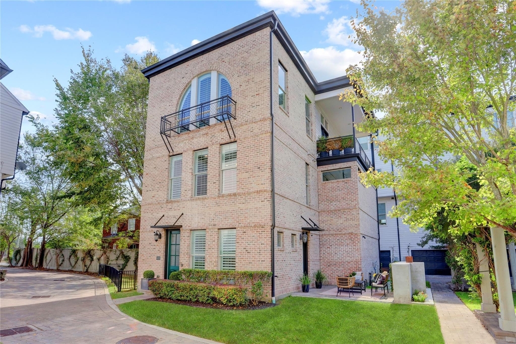 620 Delano Street - Photo 1