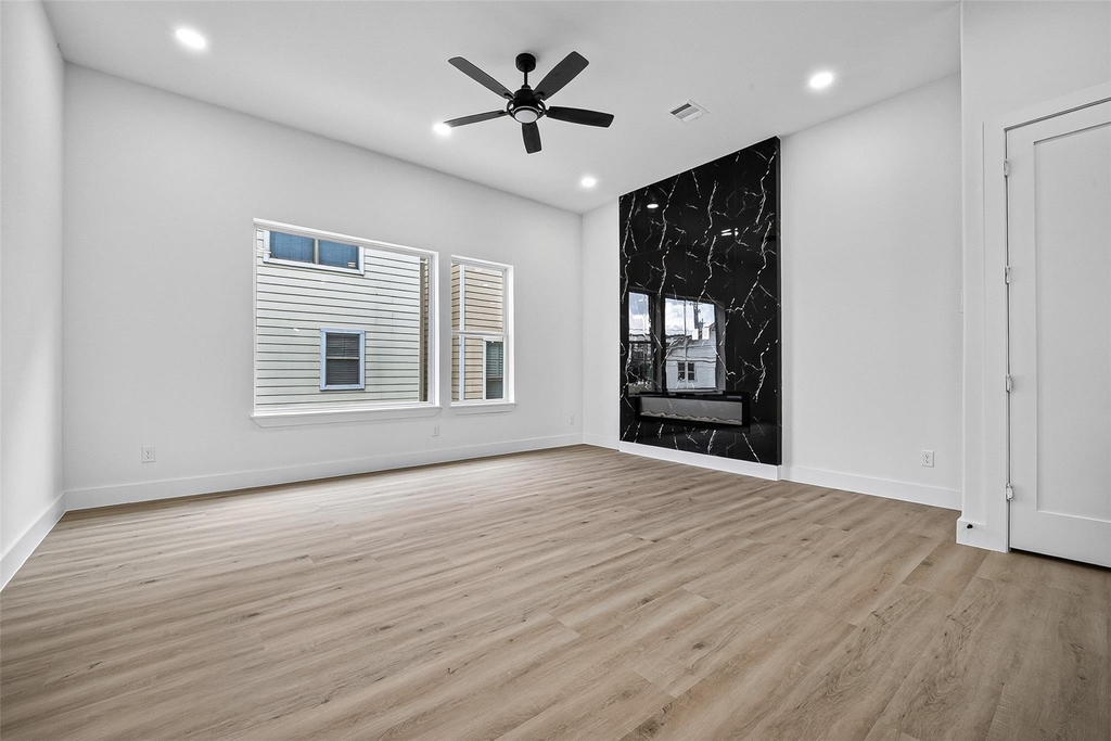 1107 Wilson St - Photo 3