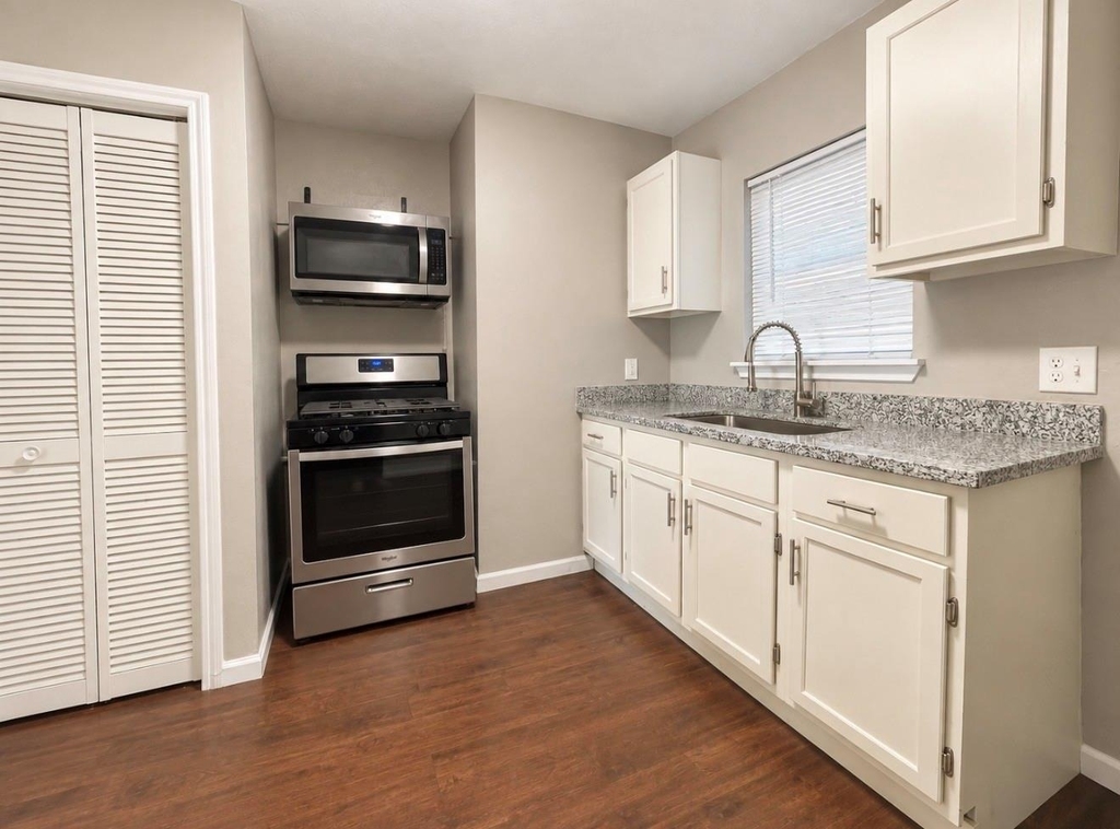 2407 Bastrop - Photo 4