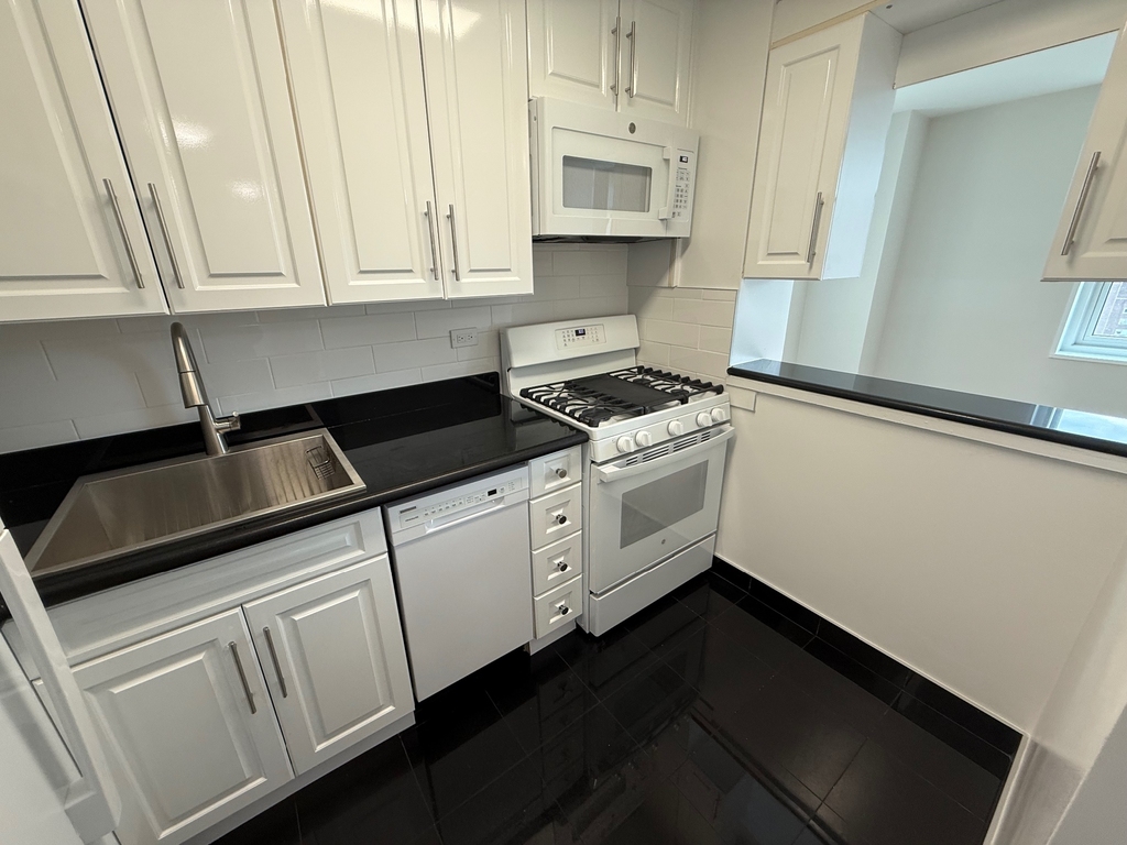 400 East 71st Street - Photo 3