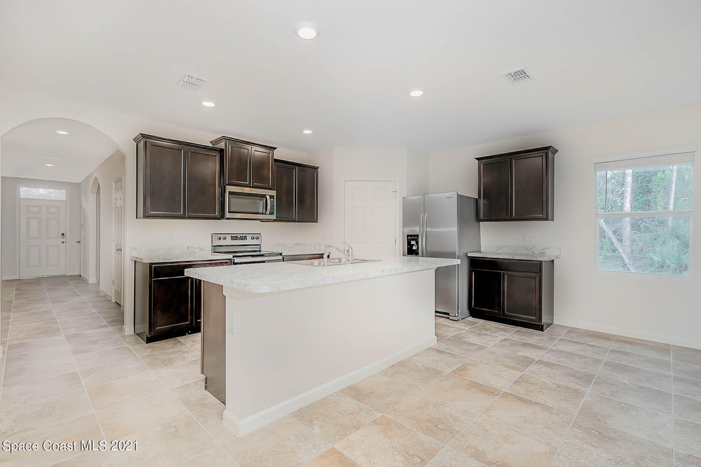 724 Starland Street Se - Photo 1